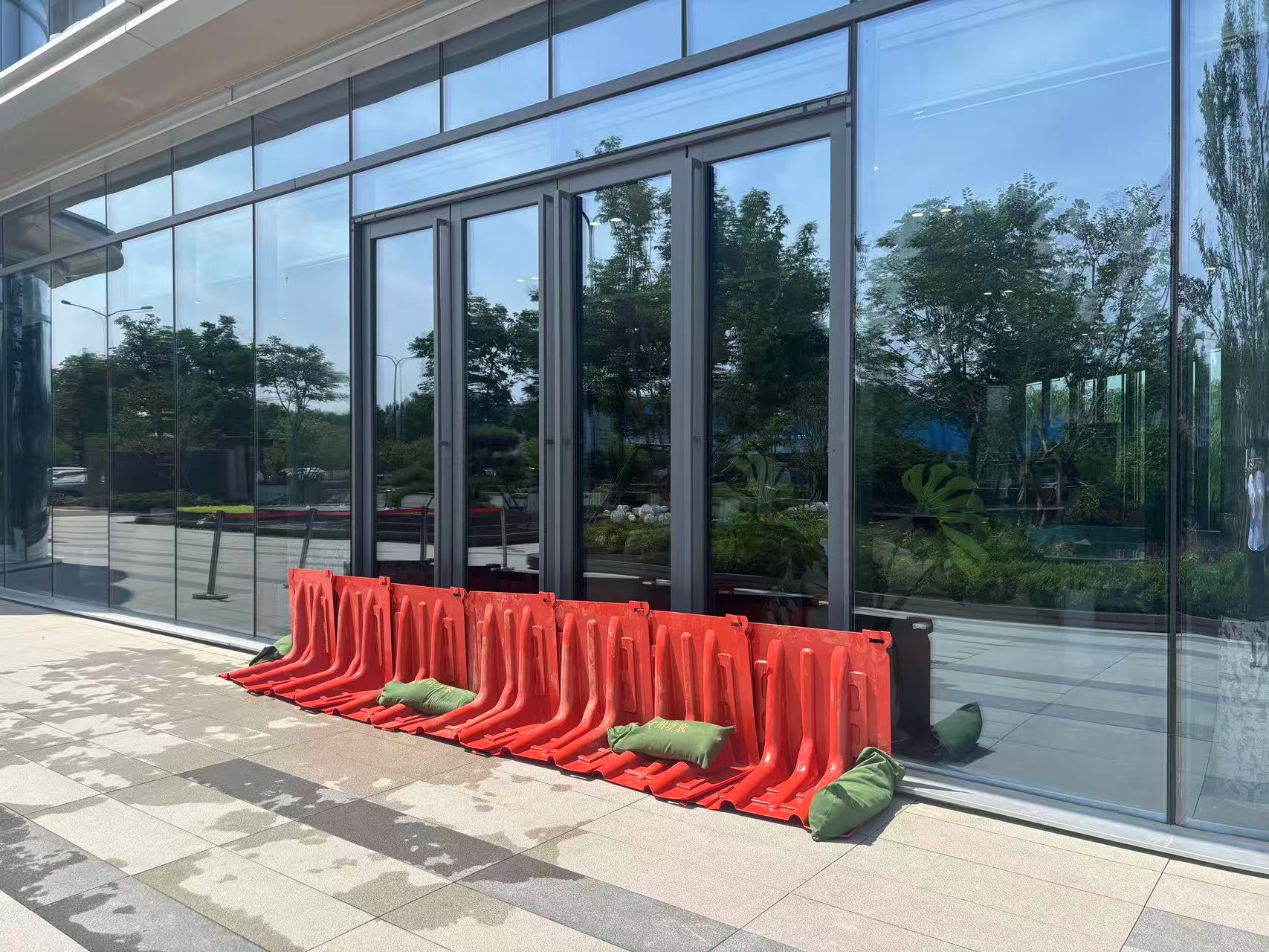 1751700360900040.jpg 组织龙泉府防汛演练 (2).jpg